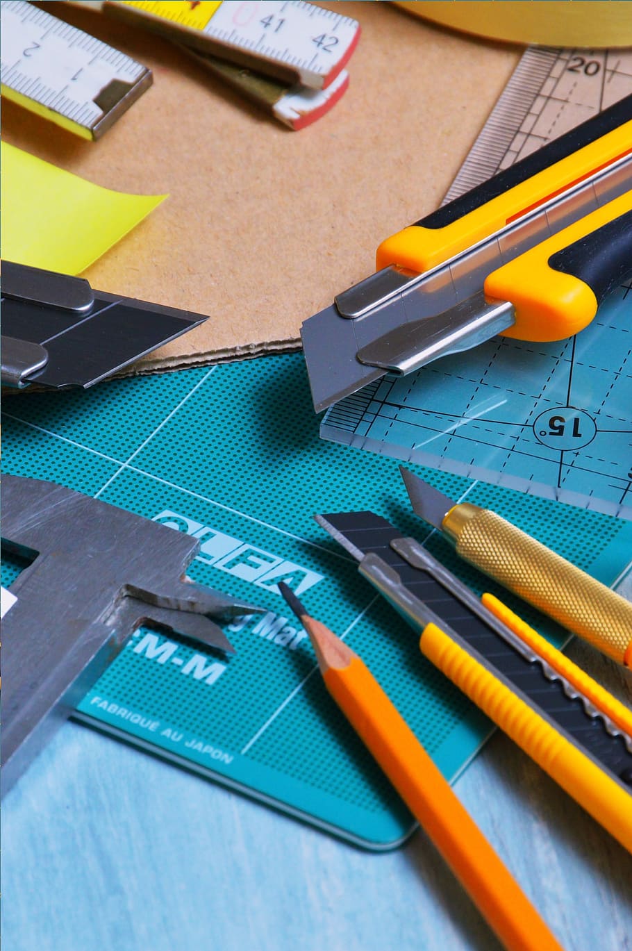 blades are engaged, hammer, subler, adhesive tape, self-adhesive, cutting mat, ruler, transparent, pencil, chores