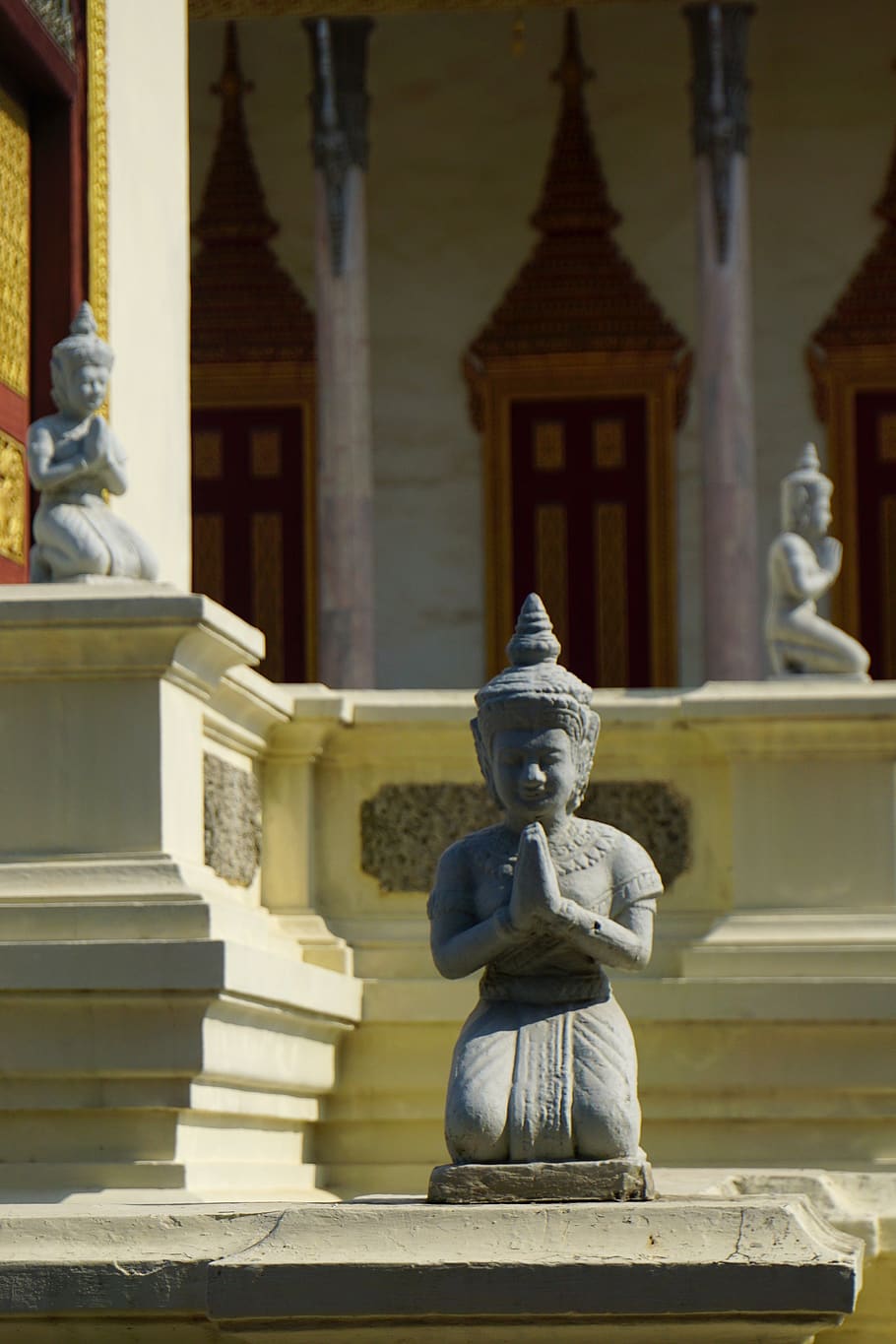 patung apsara, apsara, patung, Kamboja, istana kerajaan, phnom penh, patung berlutut, representasi, seni dan kerajinan, arsitektur