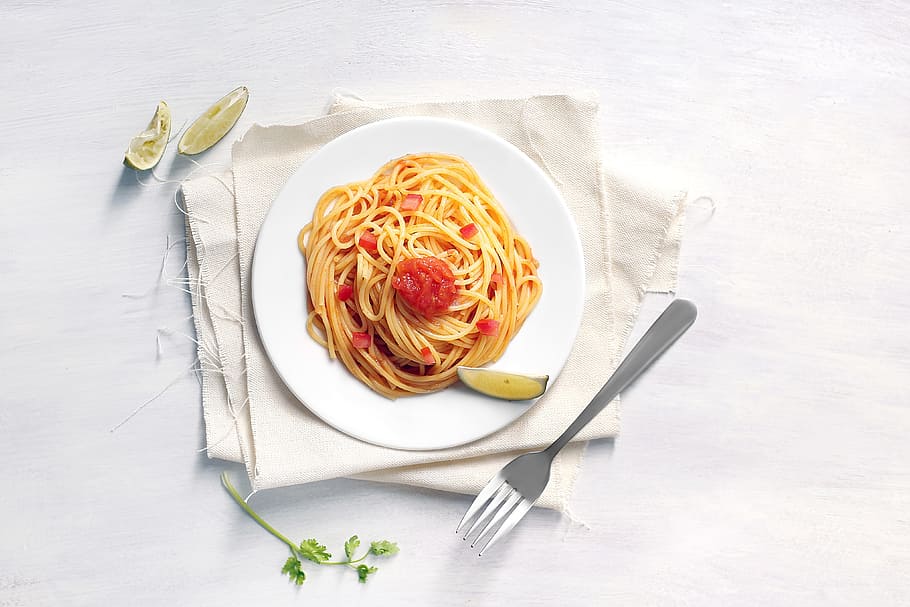pasta spageti, makanan dan minuman, makan malam, makan, pasta, piring, makanan, makanan Italia, perkakas dapur, perkakas makan