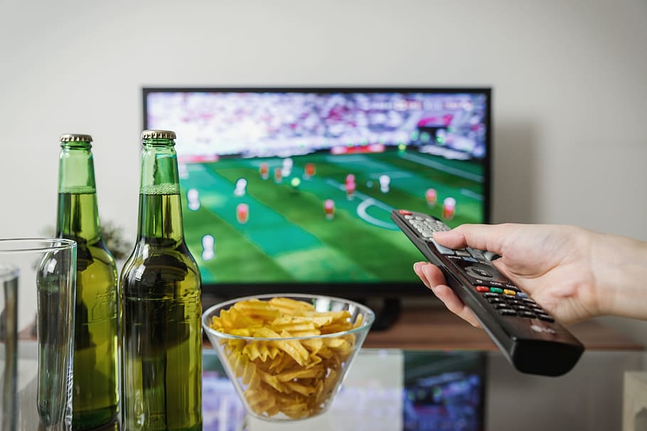 assistindo, futebol, partida, tv, controle remoto., comida e bebida, tecnologia, parte do corpo humano, aparelho de televisão, refresco