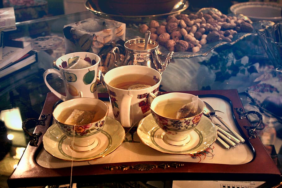 desayuno tazas de té, lleno, agua, leche, bolsitas de té, bebida, plato, té de hierbas, desayuno, primer plano