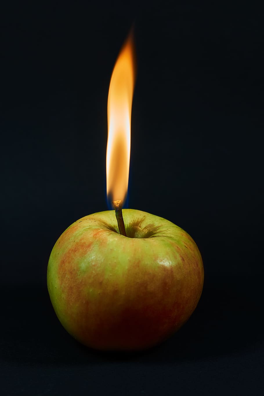 maçã, queimar, marca de maçã, chama, conhaque, maçã da discórdia, luz de velas, tiro do estúdio, dentro de casa, fundo preto