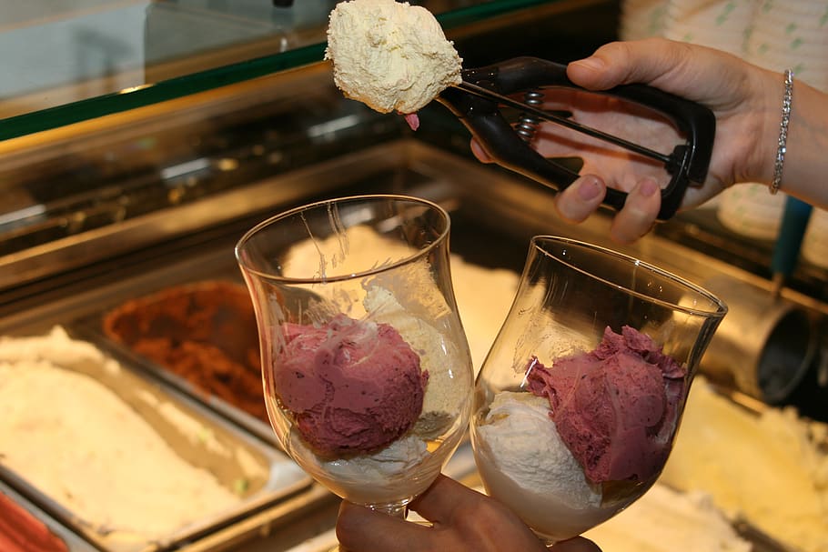 ice, ice cream parlour, ice cream sundae, ice cream, delicious, ice cream cone, refreshment, hand, eat, sweetness