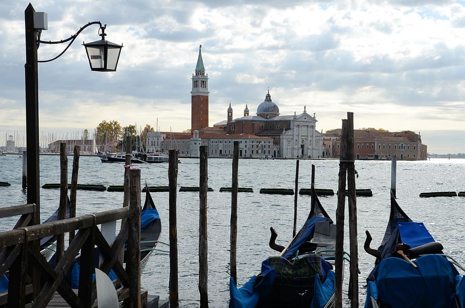Venecia, Italia, isla, estructura construida, agua, arquitectura, cielo, embarcación náutica, exterior del edificio, nube - cielo