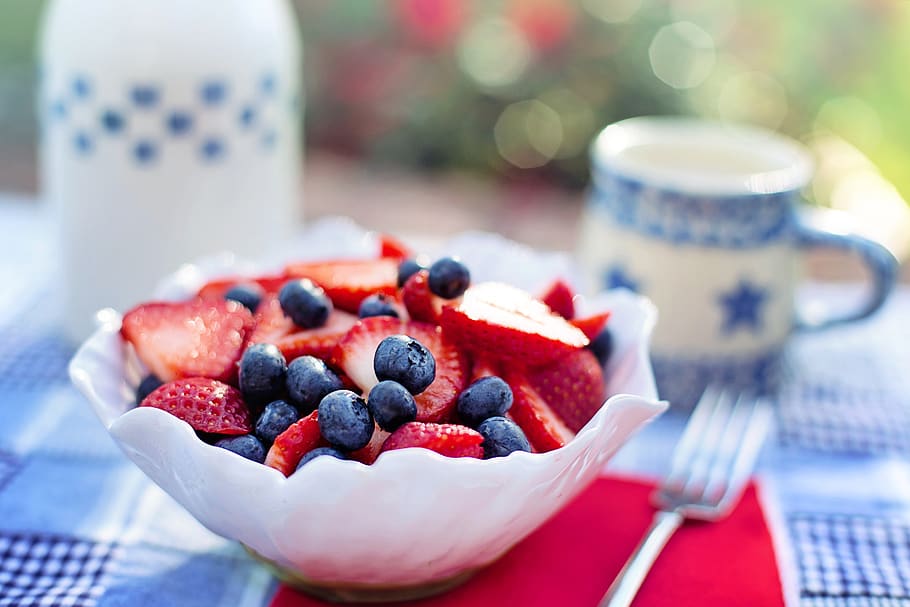 keempat juli, 4 juli, hari kemerdekaan, merah, putih dan biru, stroberi, blueberry, sarapan, buah, beri
