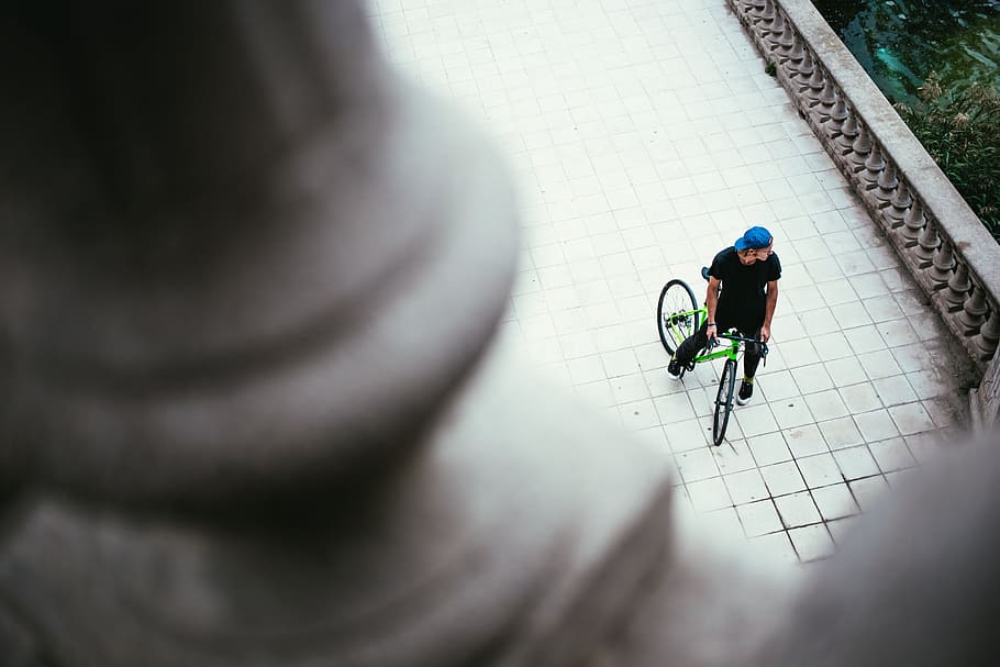 caucasiano, masculino, ciclista, vestindo, azul, boné pára, rua, 20-25 anos, Bicicleta, Ciclismo