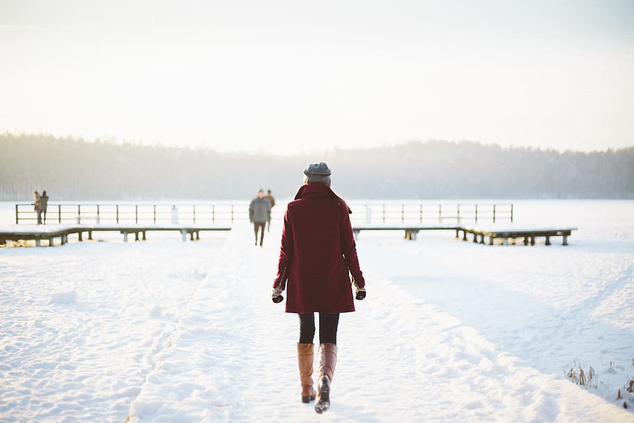 garota, mulher, caminhando, ao ar livre, neve, frio, inverno, moda, pessoas, natureza