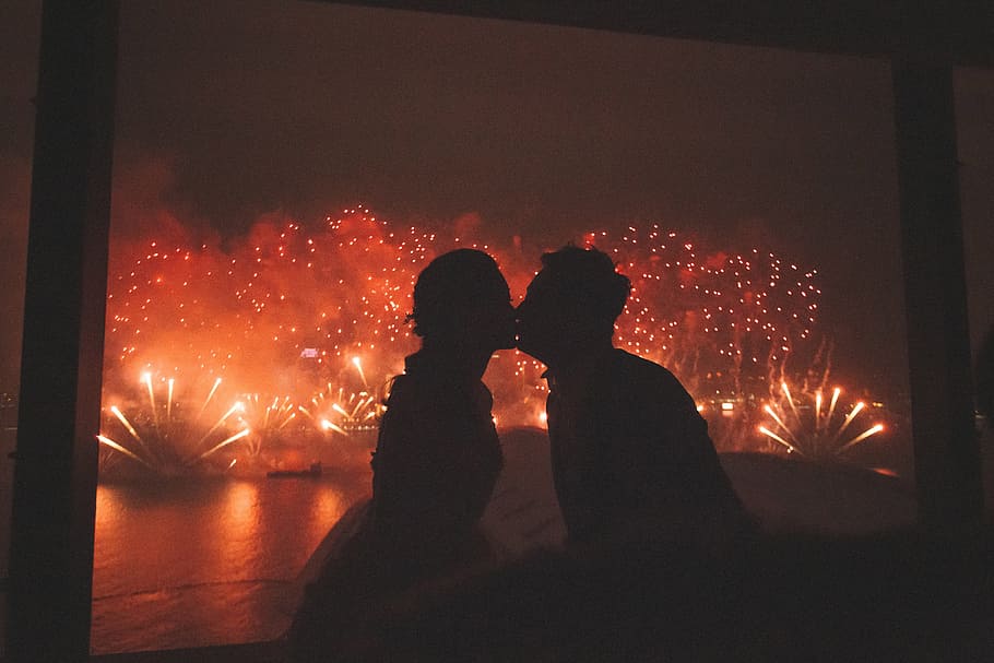 pasangan dan kembang api, orang, pasangan, kembang api, ciuman, malam, dua orang, perayaan, bayangan hitam, dewasa
