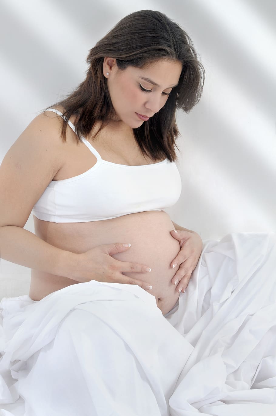 pregnant, maternal, mama, panza, stomach, bed, one person, young adult, young women, indoors