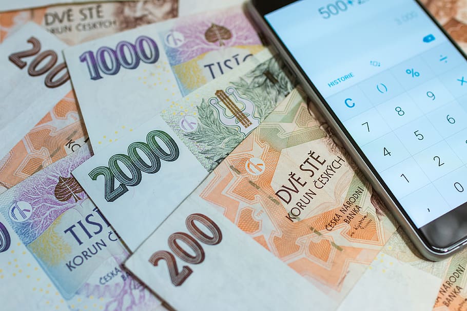 чешские деньги, деньги., корона., расчет, финансы, калькулятор, смартфон, валюта, бумажная валюта, бизнес