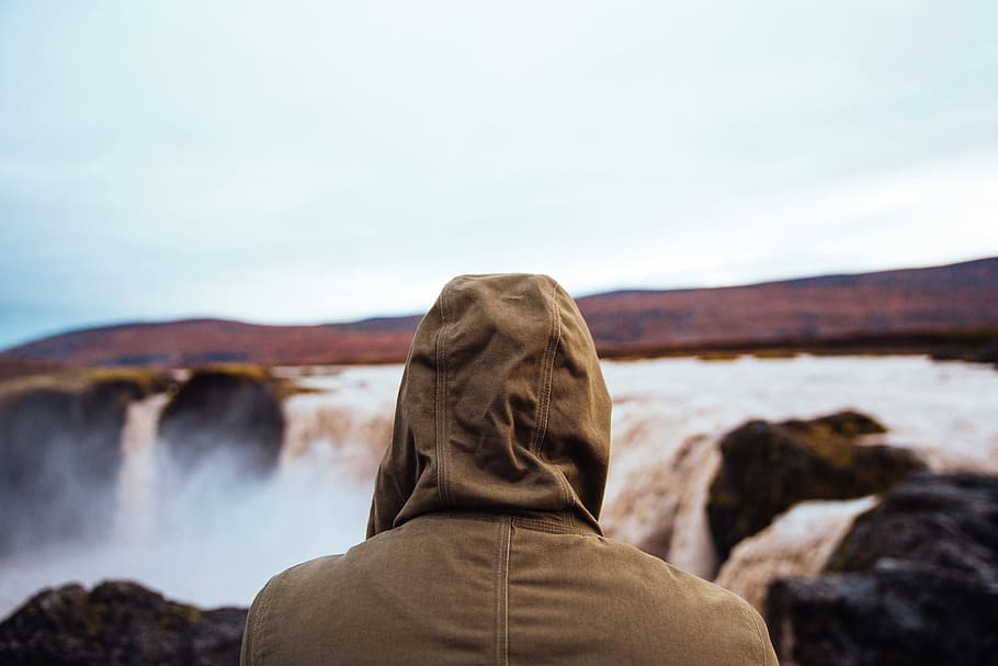 турист, куртка с капюшоном, наблюдение, водопад, облачно, день, 25-30 лет, взрослый, приключение, куртка