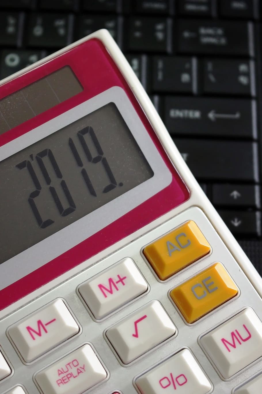 2019, pantalla de la calculadora, teclado de la computadora, calculadora, pantalla, año, computadora, teclado, tecnología, números