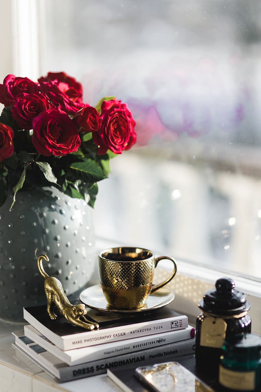 gold cup, coffee, red, roses bouqet, flowers, roses, interior, essentials, cup, gold
