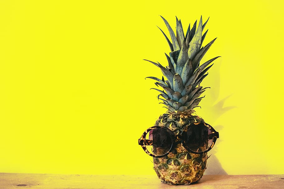 abacaxi, óculos de sol, amarelo, plano de fundo, mínimo, mesa, madeira, comida, fruta, diversão