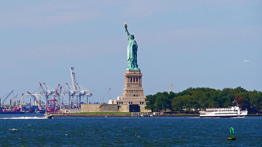 statue, liberty, boat traffic, cranes, viewed, staten island ferry, crossing, new, york harbor, way