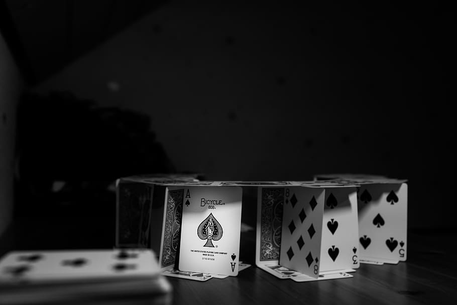 castillo de naipes, coliseo, blanco y negro, naipes, cartas de póker, ganador, en interiores, arte cultura y entretenimiento, juegos de azar, no personas