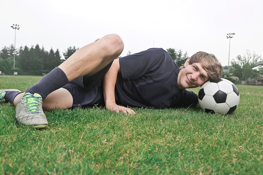 jugador de fútbol, ​​posando, almohada, hierba, Atleta, Atlético, Fútbol, ​​Juego, Verde, Luz
