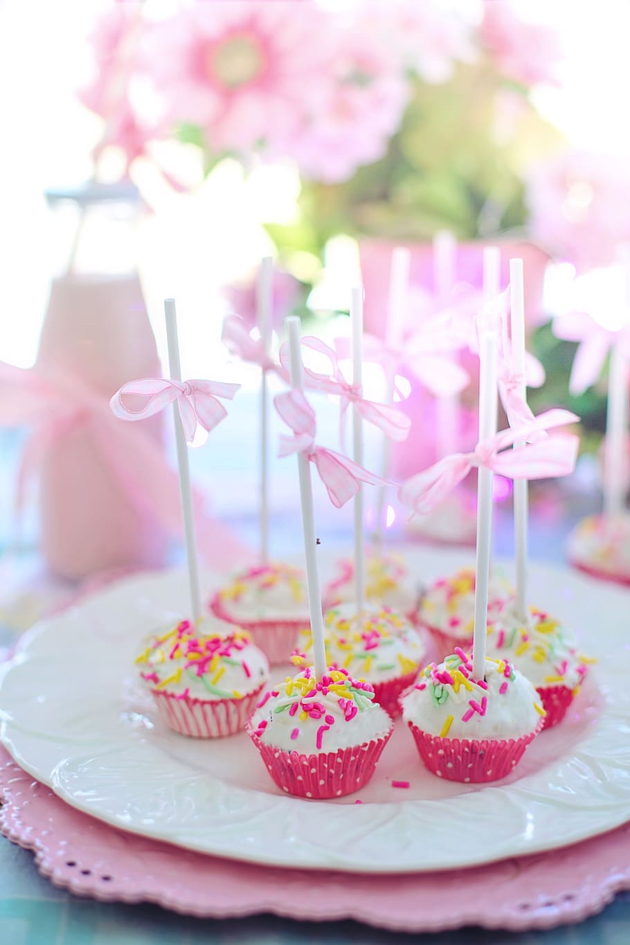cake balls, cake pops, pink, party, birthday party, celebration, wedding, cake, easter, festive