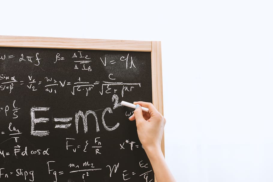 perempuan, tangan, memegang, putih, kapur, depan, papan tulis, formula einstein, formula., pendidikan