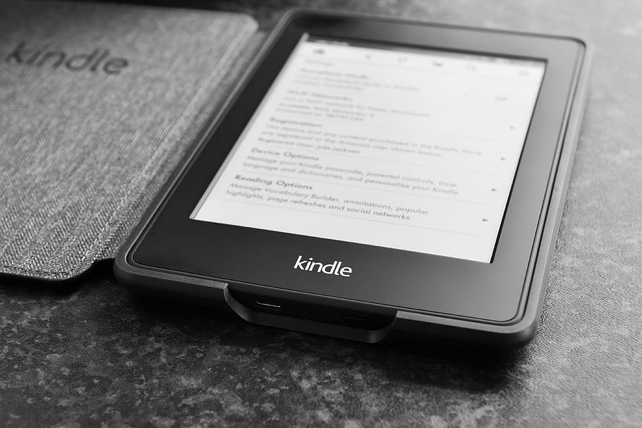 Amazon Kindle descarga, tecnología, comunicación, conexión, interiores, tecnología inalámbrica, texto, vista de ángulo alto, mesa, primer plano