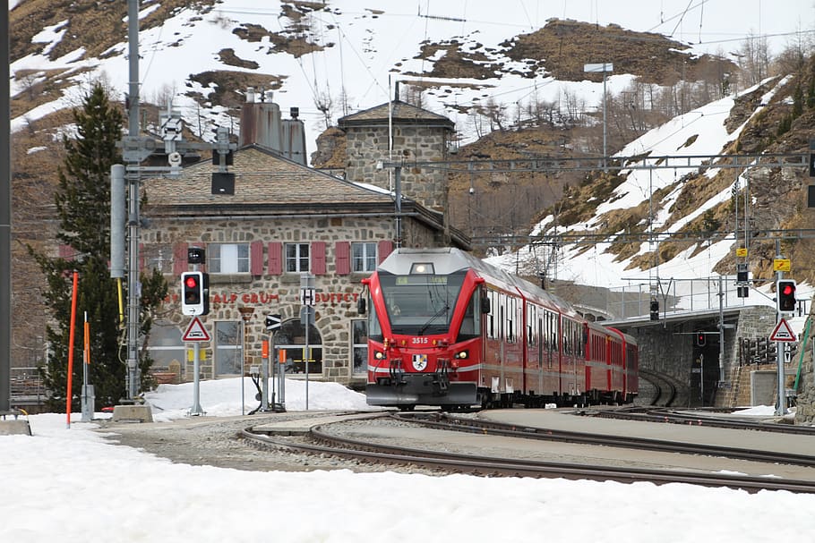bernina, tren, ferrocarril de bernina, vía estrecha, suiza, rhb, graubünden, patrimonio mundial, alpino, turismo