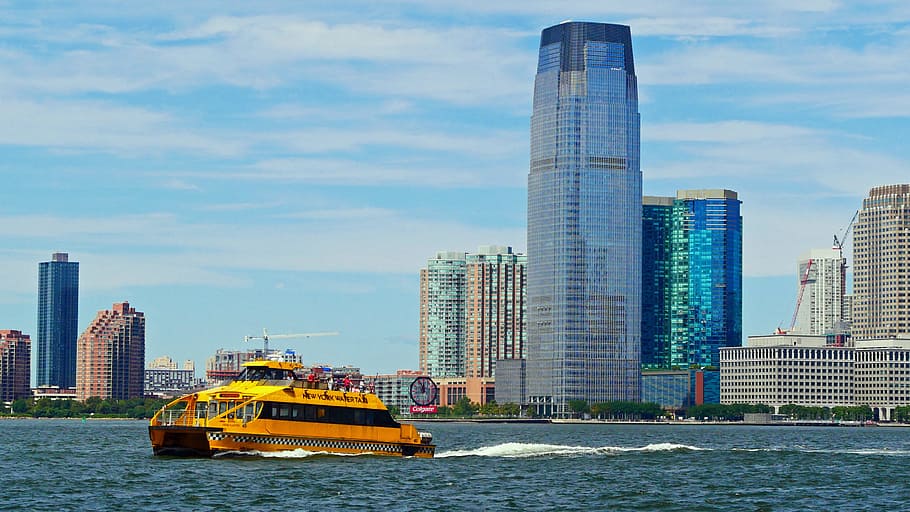 amarelo, novo, cruzeiros de táxi aquático de york, passar, beira-mar da cidade de jersry, rio hudson, em direção a, porto de york, cruzeiro de turismo, cruzeiro.
