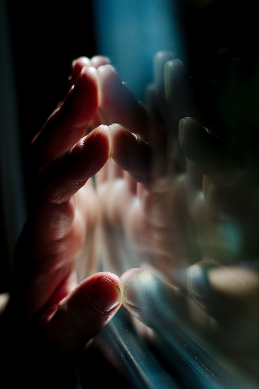 mano, palma, difuminar, noche, luz, ventana, vaso, reflexión, mano humana, parte del cuerpo humano