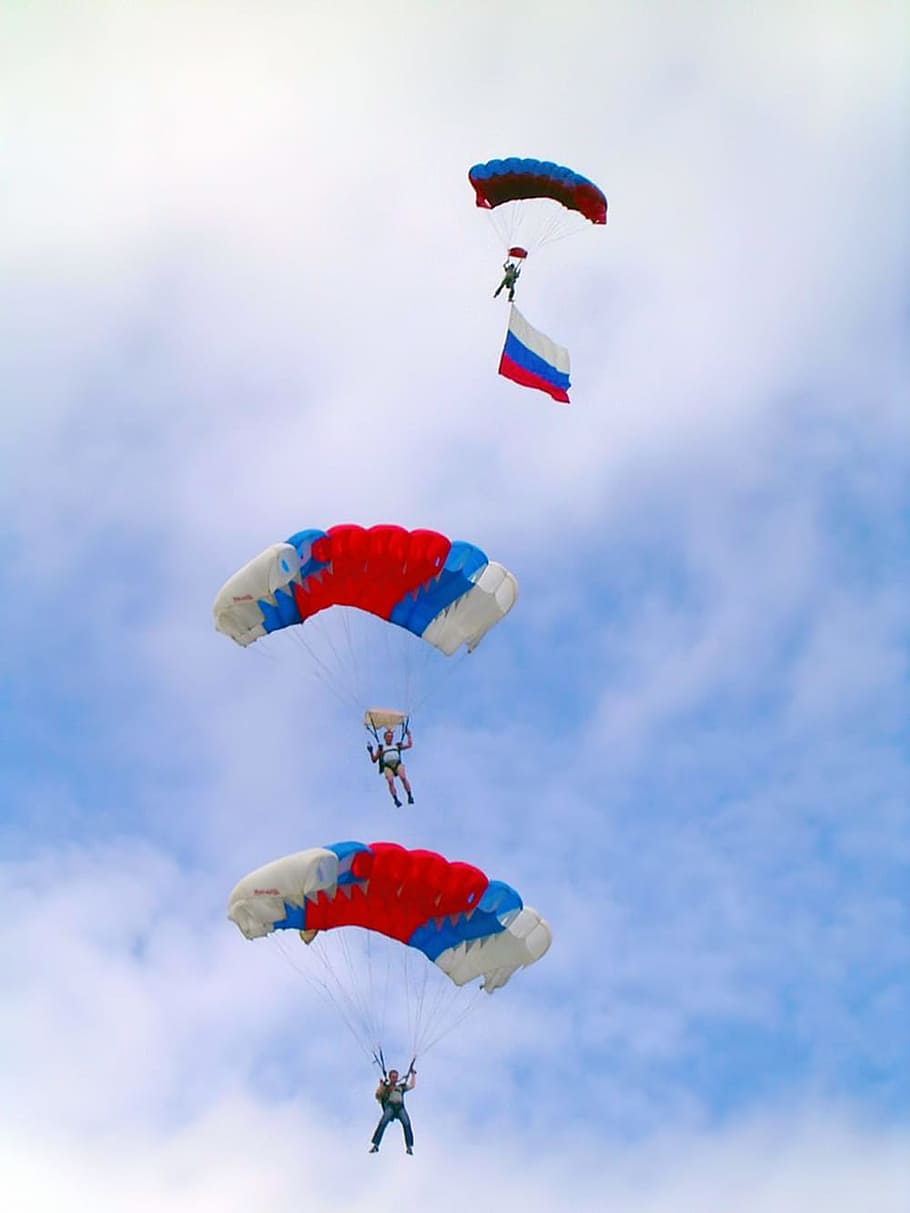masculino, hombres, paracaídas, paracaidismo, paracaidista, personas, persona`` deporte, volando, vista de ángulo bajo, cielo