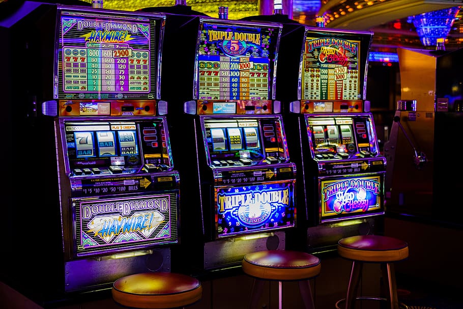 kasino, arcade, mesin slot, mesin, perjudian, risiko, jackpot, uang, omset, peluang