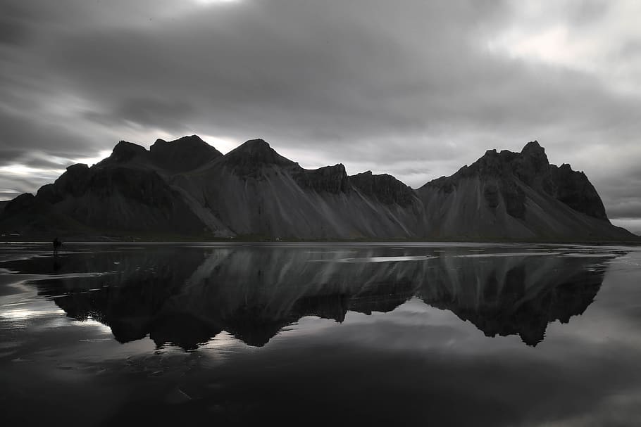 preto, &, branco, montanhas islandesas, landscapeNature, montanhas, mar, agua, reflexão, céu