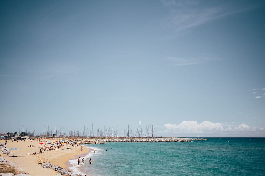 panorâmica, vista, praia espanhola, turistas, brilhante, ensolarado, dia, baía, azul, costa