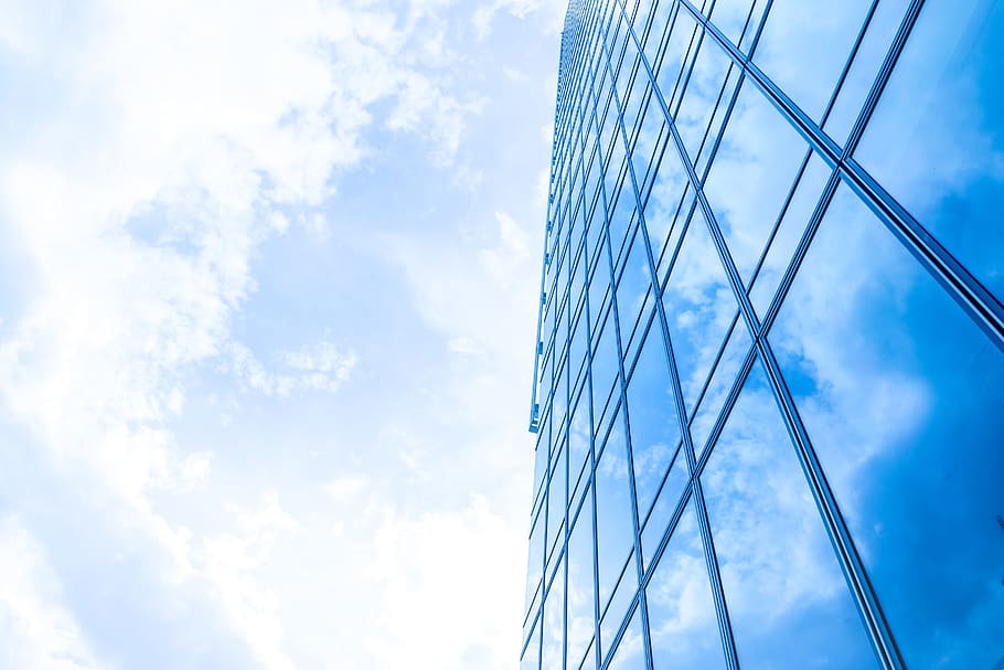 jendela, kantor bisnis pencakar langit, biru, langit, perusahaan, bangunan, kota., awan - langit, pandangan sudut rendah, arsitektur