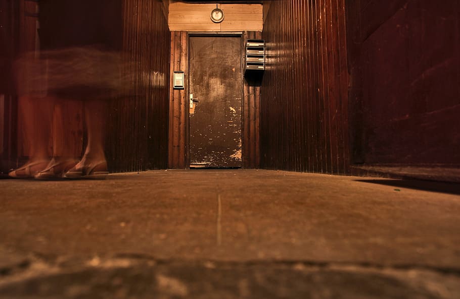 corredor desolado, efeito de alucinação, em movimento, pés, porta, entrada, interior, velho, passagem, abandonado