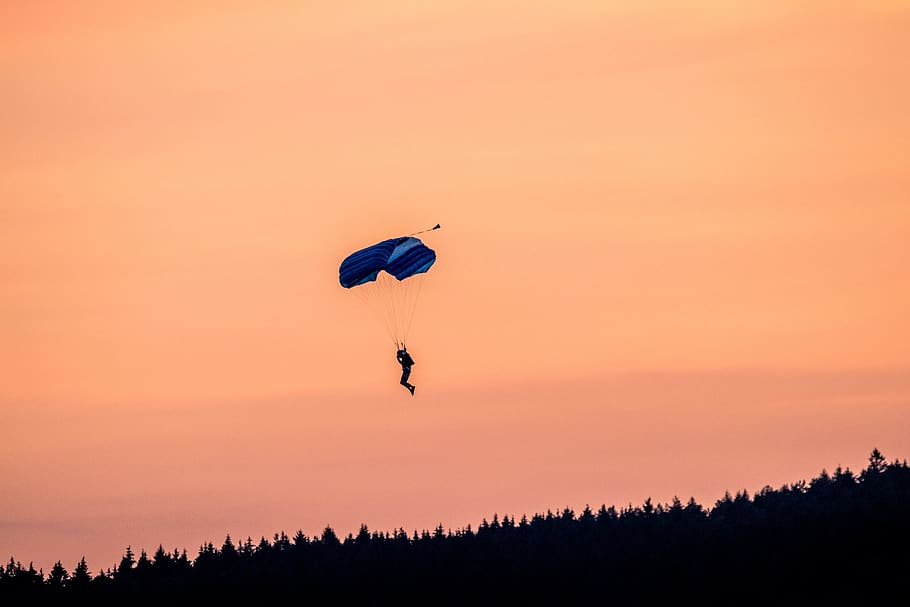 paracaidista, paracaídas, paracaidismo, cielo, nubes, salto, riesgo, alturas, otoño, ocio