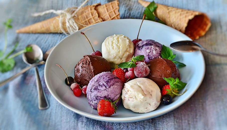 ice, ice cream, ice cream sundae, sweet, ice cream cone, berries, refreshment, enjoy, melt, eat