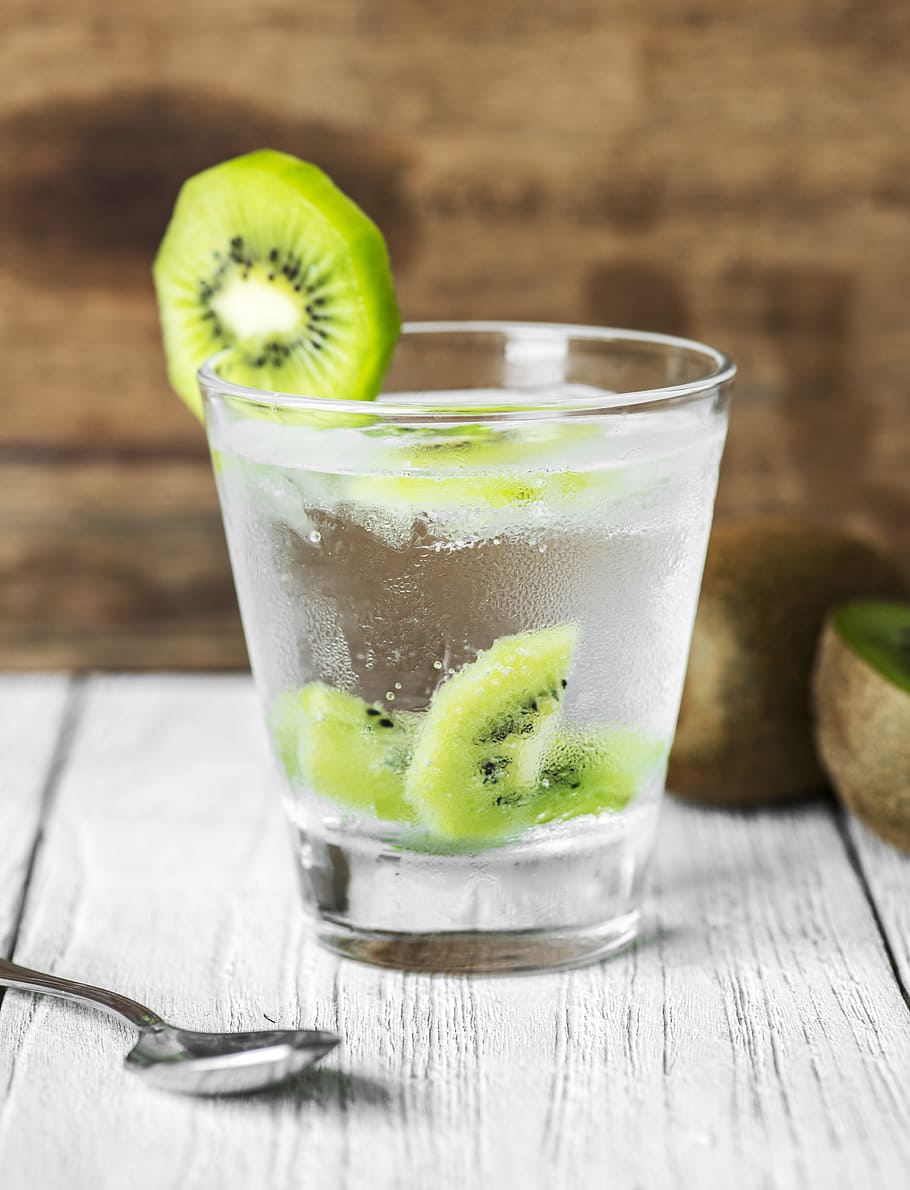 agua fría, deshidratación, bebida, con sabor, fotografía de alimentos, fresco, frescura, fruta, agua con sabor a fruta, agua con infusión de fruta