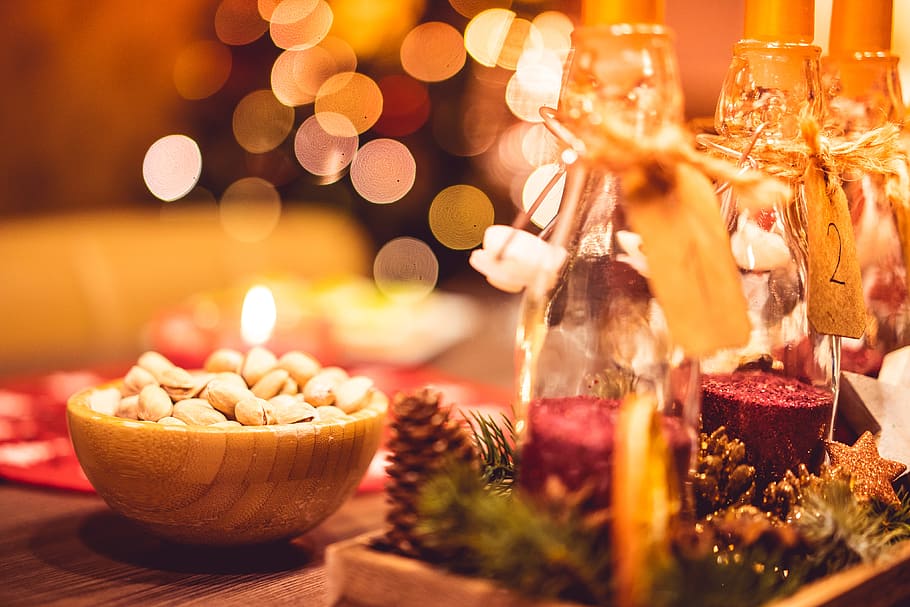 рождественские вечерние украшения, сладости, Пришествие, Свечи пришествия, боке, Свечи, Рождество, Рождественское боке, рождественские украшения, рождественские огни