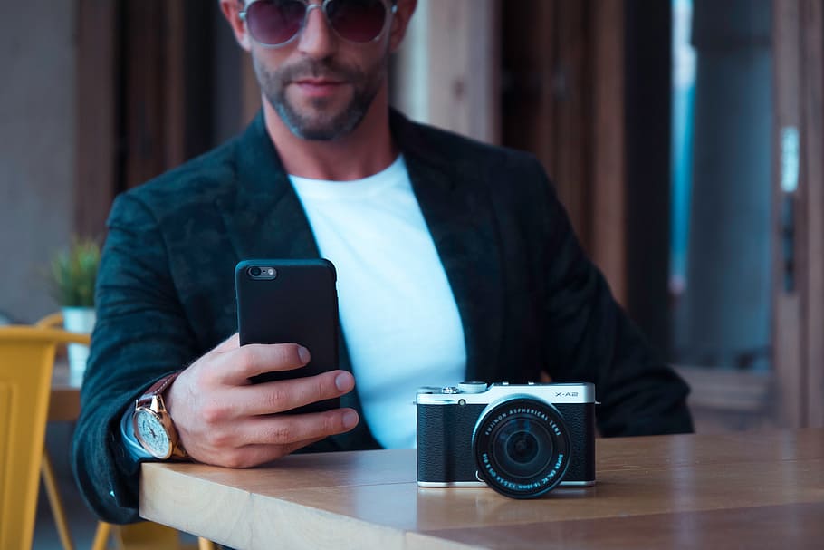 hombre, cámara, móvil, teléfono, tecnología, pose, gafas de sol, mesa, bar, reloj