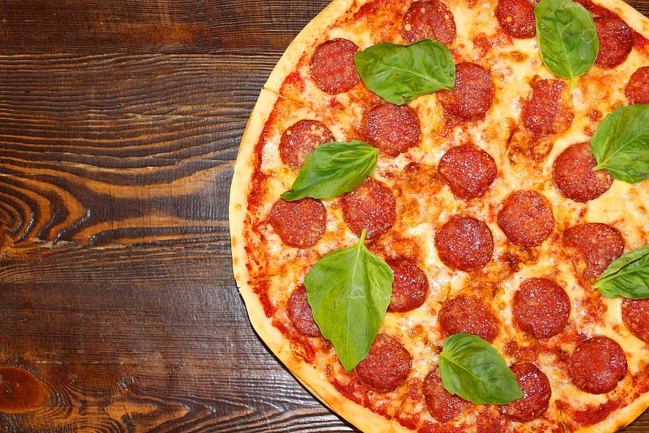 pizza, meja, makanan, makanan dan minuman, makanan Italia, tepat di atas, keju, kemangi, produk susu, tomat
