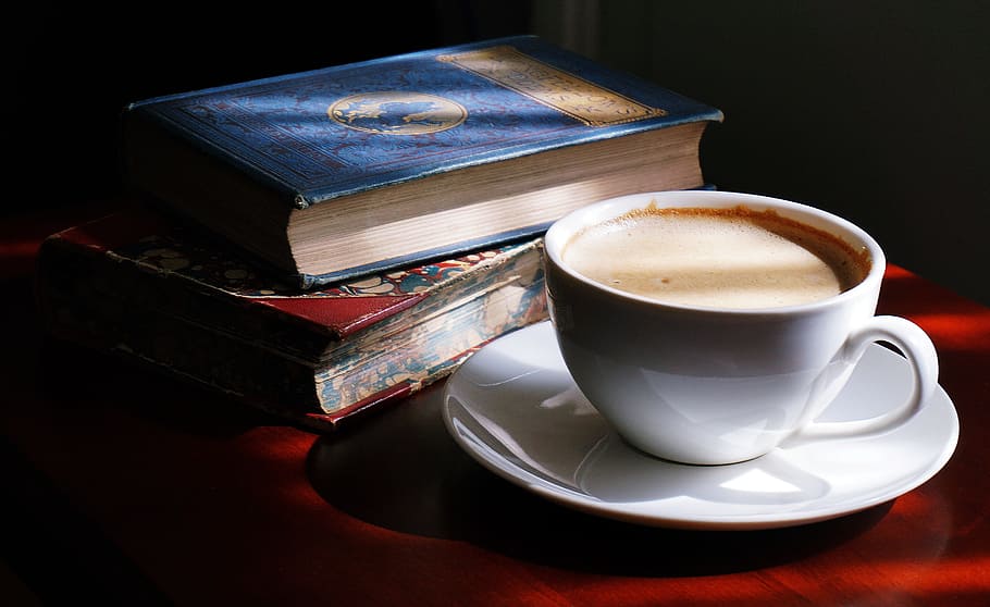 café, cappuccino, bebida, bebidas, livros, livros antigos, leitura, vintage, pausa para café, luz solar
