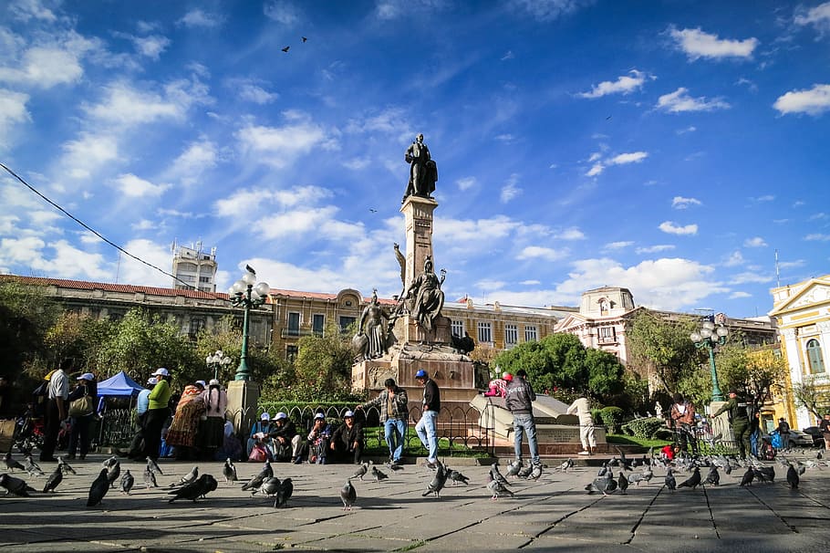 La Paz, Bolivia, hito, monumento, estatua, gente, peatones, palomas, pájaros, edificios