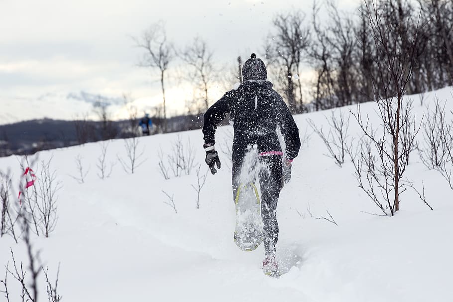 Зимой появляется. Человек в снегоступах. Зимние активности фото. Go snowshoeing. Action Winter Journey.