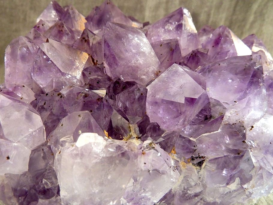 ametista, violeta, caverna de cristal, drusa, top de gema, pedaços de pedras preciosas, roxo escuro, roxo, transparente, translúcido