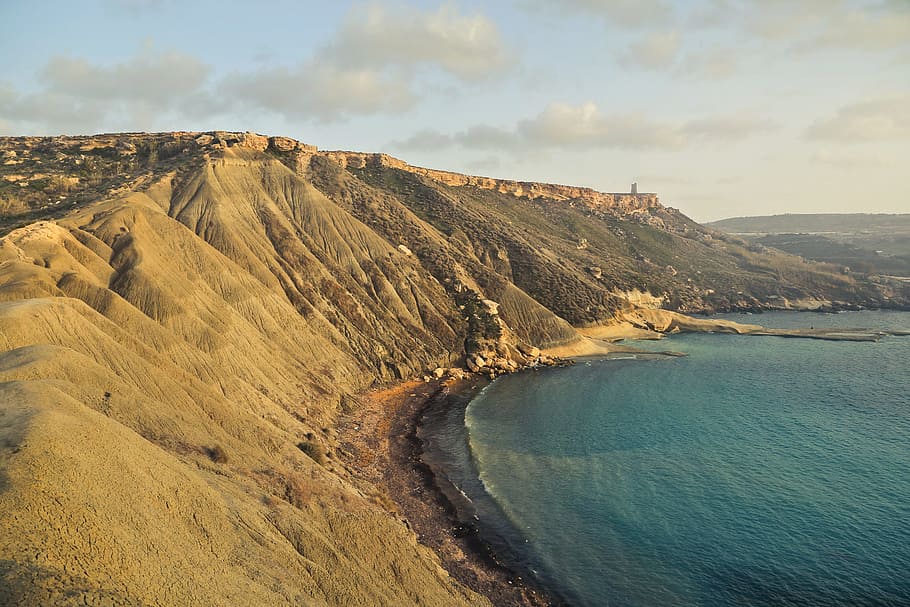 vista lateral, dorado, bahía mellieha malta, turquesa, azul, agua, rocas, aventura, bahía, patrimonio