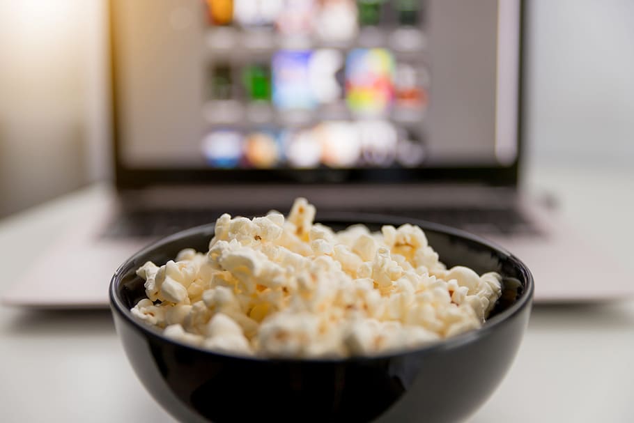 menonton, film, online, laptop, makan, popcorn., makanan dan minuman, makanan, di dalam ruangan, mangkuk