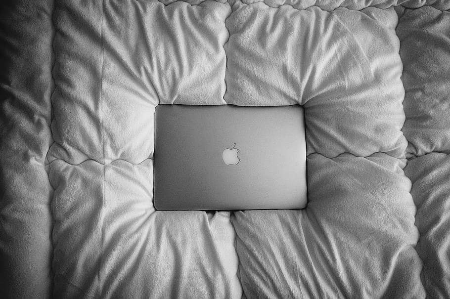 macBook, ноутбук, компьютер, браузер, исследования, школа, учеба, бизнес, кровать, одеяло