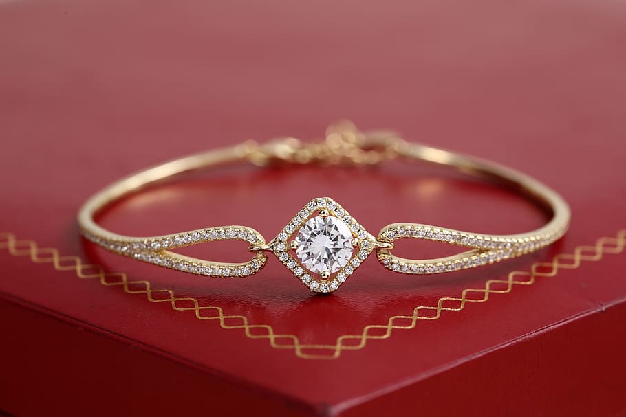 perhiasan emas, perhiasan gelang, gelang emas, berlian, latar belakang merah, perhiasan kelas atas, emas dan berlian, perhiasan, kekayaan, berlian - batu permata