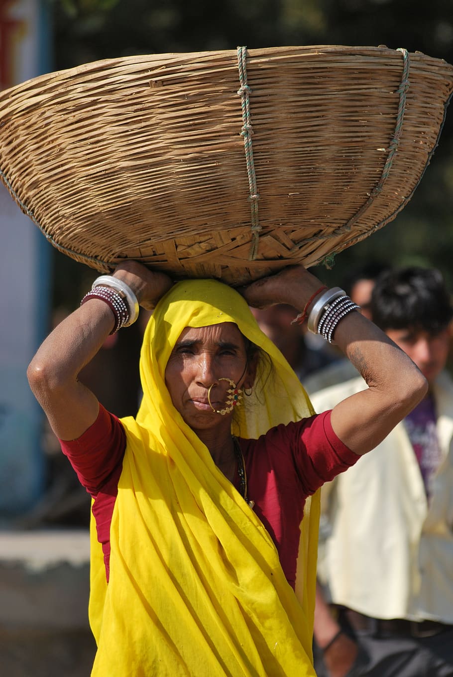 aldeano, mujer, cesta, escena del pueblo, cultural, india, colorido, joyas, personas reales, amarillo