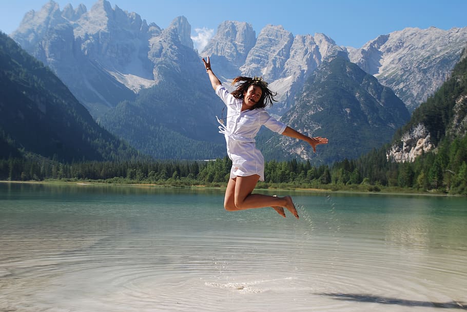 gadis melompat kegirangan, gadis bahagia, bahagia, kegembiraan, alam, danau, gunung, kesenangan, emosi, kebahagiaan