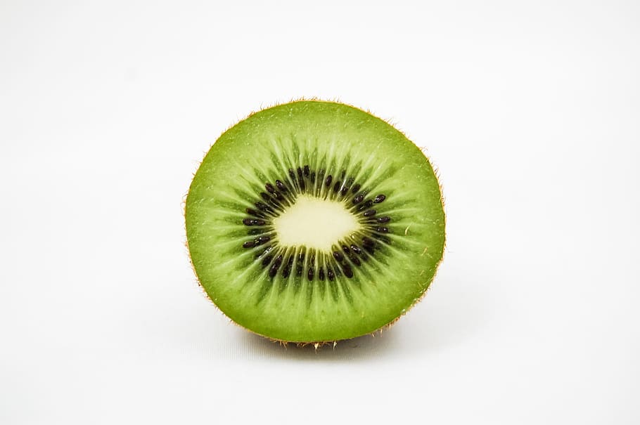 solitário kiwi close-up, close-up, fruta, verde, saudável, kiwi, minimalista, simplista, comida e bebida, alimentação saudável